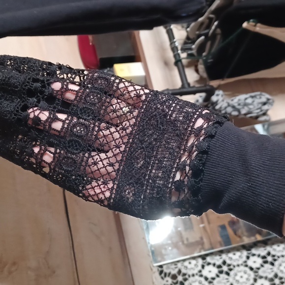 MAX JEANS- Sz Med- Crewneck, Lace sleeves/Shoulders- W/Side Slits- Black - Picture 3 of 8